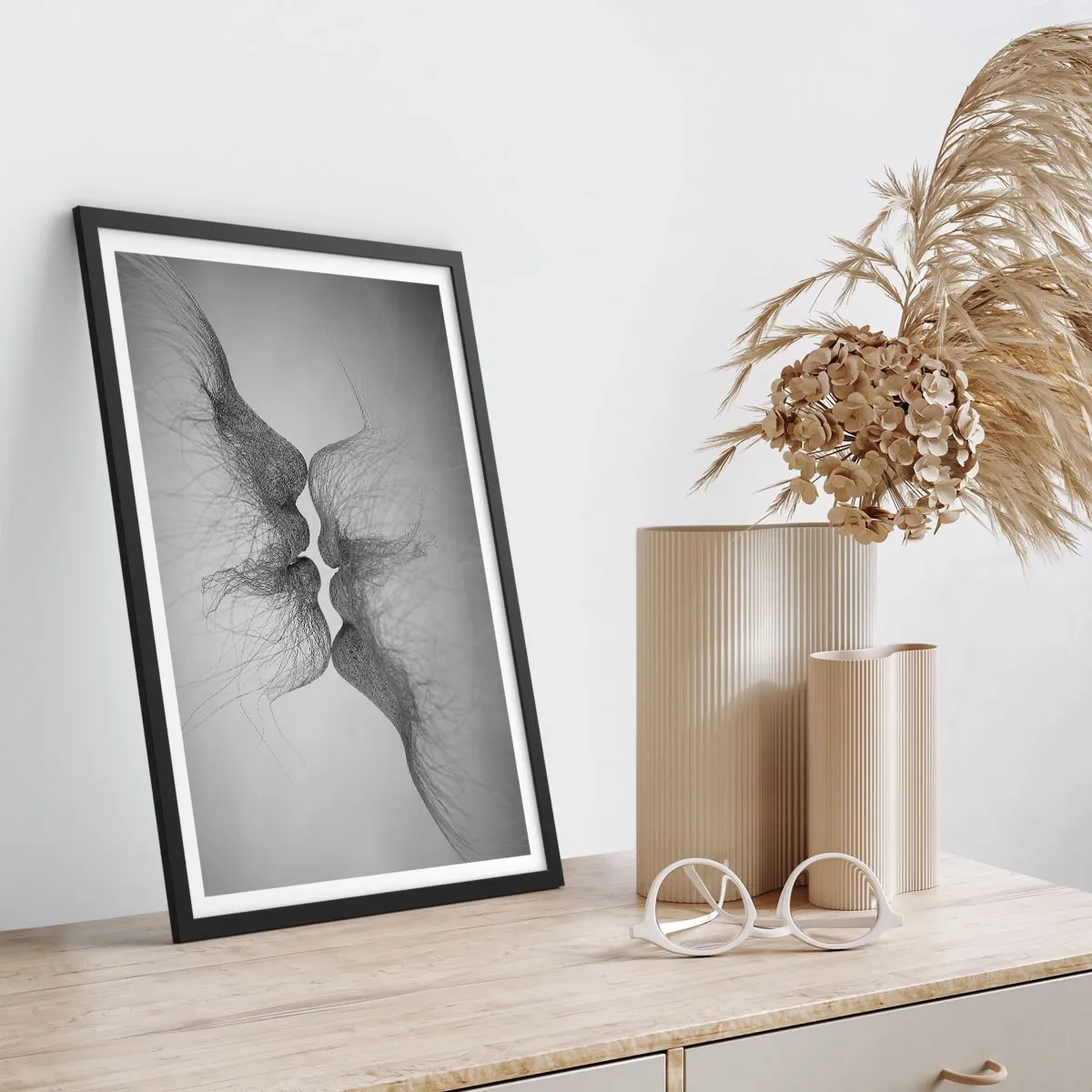 Plakát v černém rámu - Abstraktní tváře při líbání, černé a bílé - 50x70cm - Polibek větru - Moderní nástěnná dekorace do obývacího pokoje a ložnice ARTTOR