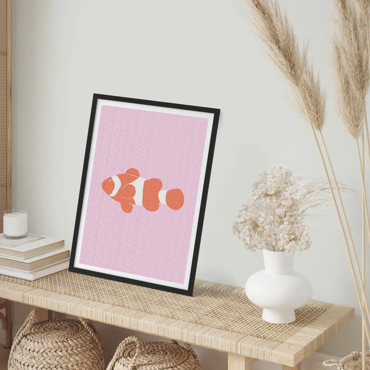 Plakát v černém rámu - Oranžový klaun na fialovém pozadí - 50x70cm - Korále jí sluší - Moderní nástěnná dekorace do obývacího pokoje a ložnice ARTTOR