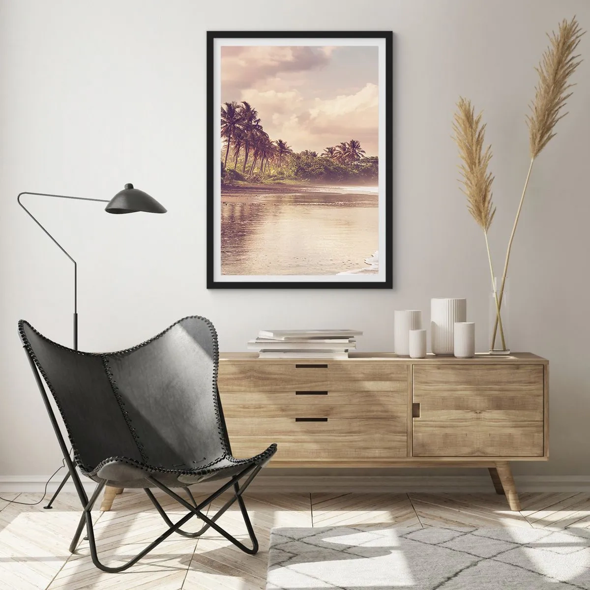 Plakát v černém rámu - Tropická pláž při západu slunce s palmami - 50x70cm - Pohlazení vln - Moderní nástěnná dekorace do obývacího pokoje a ložnice ARTTOR