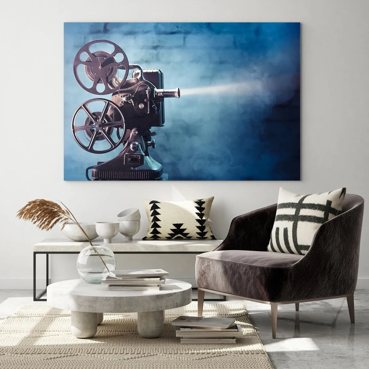 Obraz na skle - Retro styl filmové kamery proti modré zdi - 70x50cm - Ve starém kině - Moderní nástěnná dekorace do obývacího pokoje a ložnice ARTTOR
