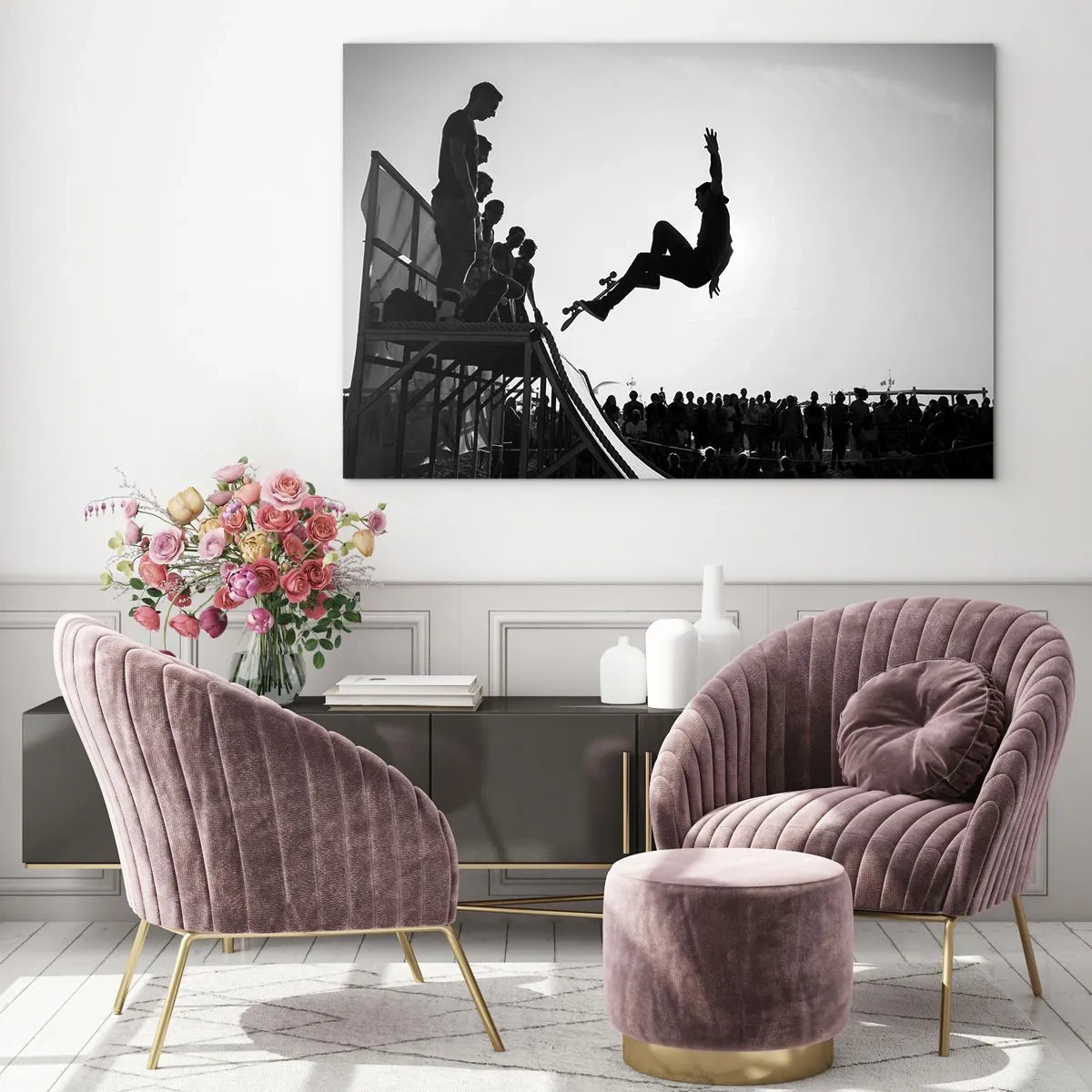 Obraz na skle - Černobílý bruslař ve vzduchu - 70x50cm - Hrdinové a diváci - Moderní nástěnná dekorace do obývacího pokoje a ložnice ARTTOR
