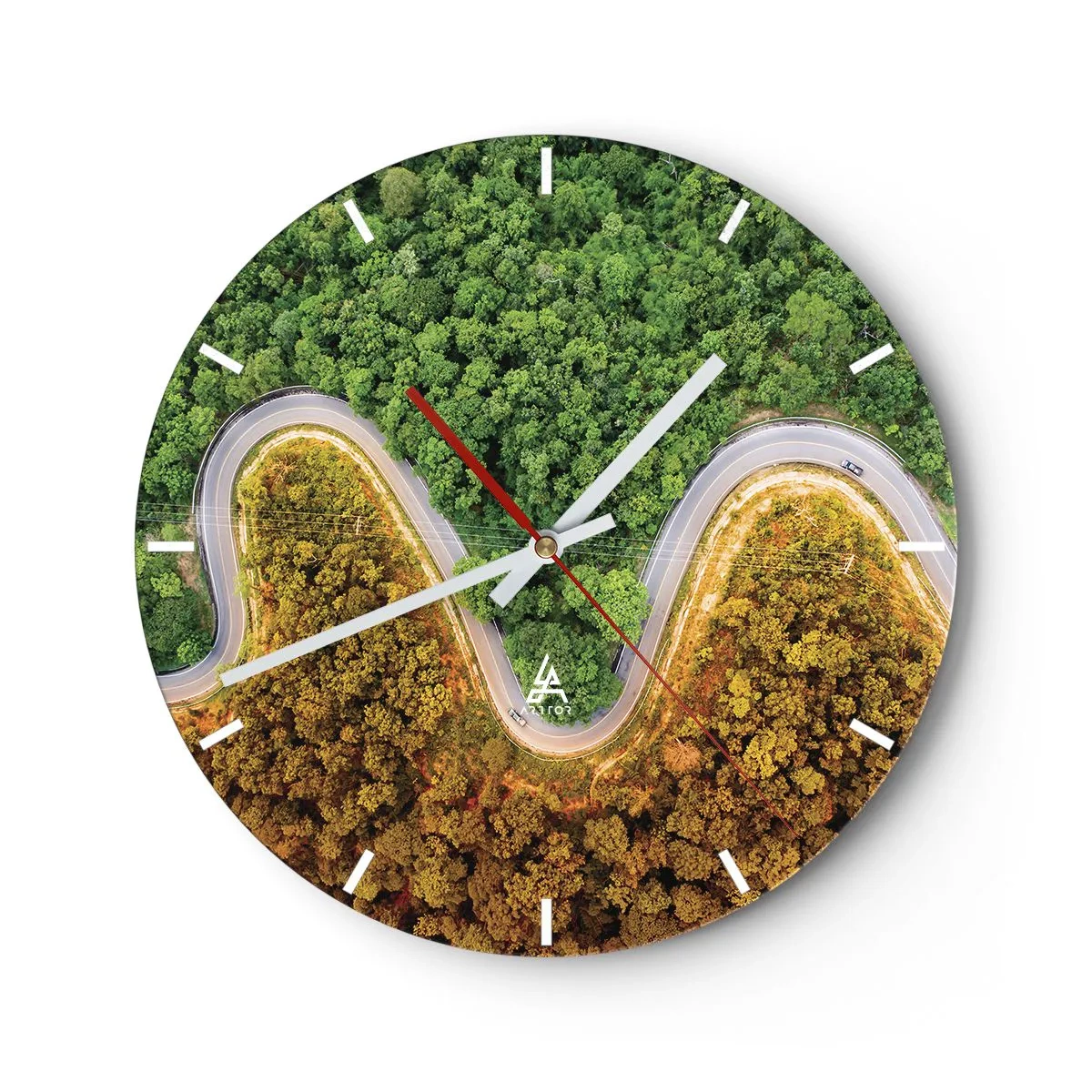 Nástěnné hodiny - Klikatá asfaltová silnice protínající les shora - 30x30cm - Hranice a průlomy - Moderní nástěnná dekorace do obývacího pokoje, kuchyně a ložnice ARTTOR