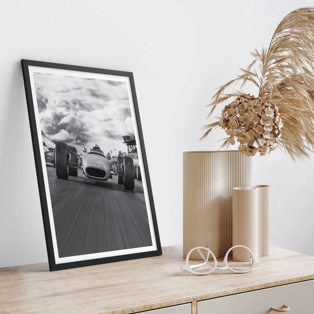 Plakát v černém rámu - Retro závodní auto na trati v černé a bílé - 50x70cm - Tohle je síla! - Moderní nástěnná dekorace do obývacího pokoje a ložnice ARTTOR