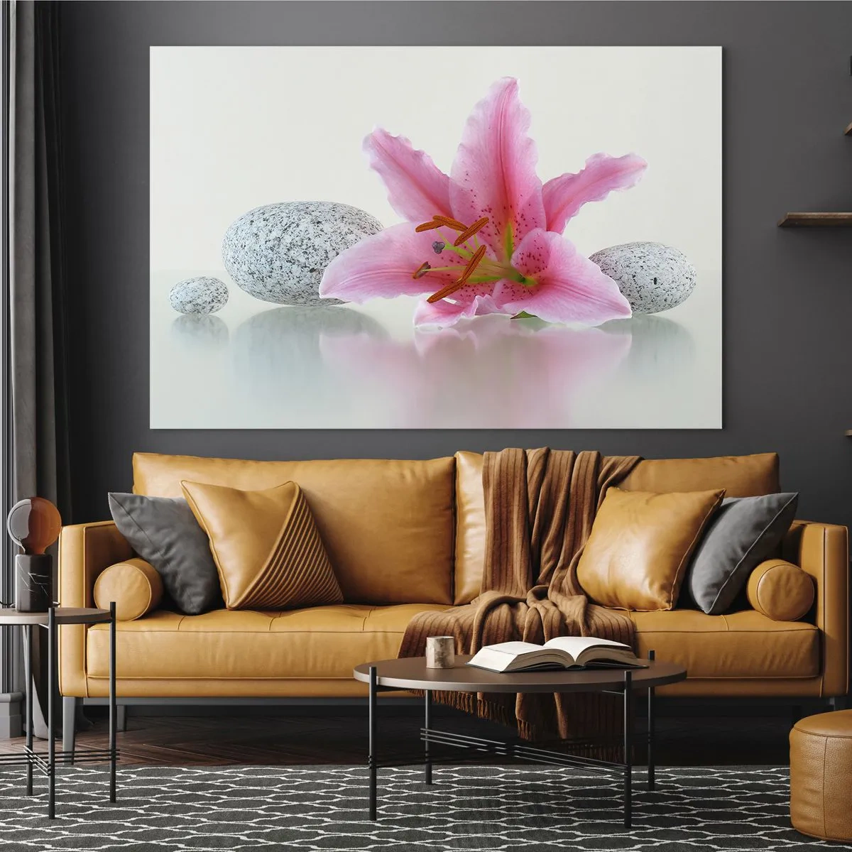 Obraz na skle - Růžová lilie na pozadí bílých kamenů v lázeňském stylu - 70x50cm - Studie v růžové, šedé a bílé - Moderní nástěnná dekorace do obývacího pokoje a ložnice ARTTOR