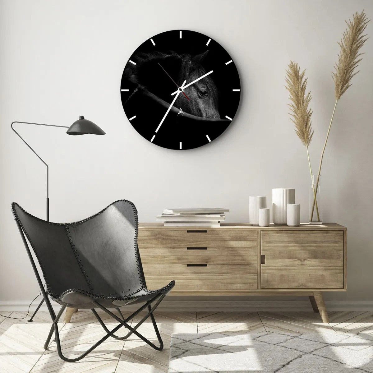 Nástěnné hodiny - Portrét černého koně na tmavém pozadí - 30x30cm - Černý kníže - Moderní nástěnná dekorace do obývacího pokoje, kuchyně a ložnice ARTTOR