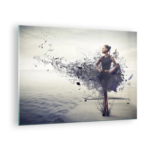 Obraz na skle - Žena v rozmazaných šatech na pozadí klidné vody - 70x50cm - Africká Venuše - Moderní nástěnná dekorace do obývacího pokoje a ložnice ARTTOR