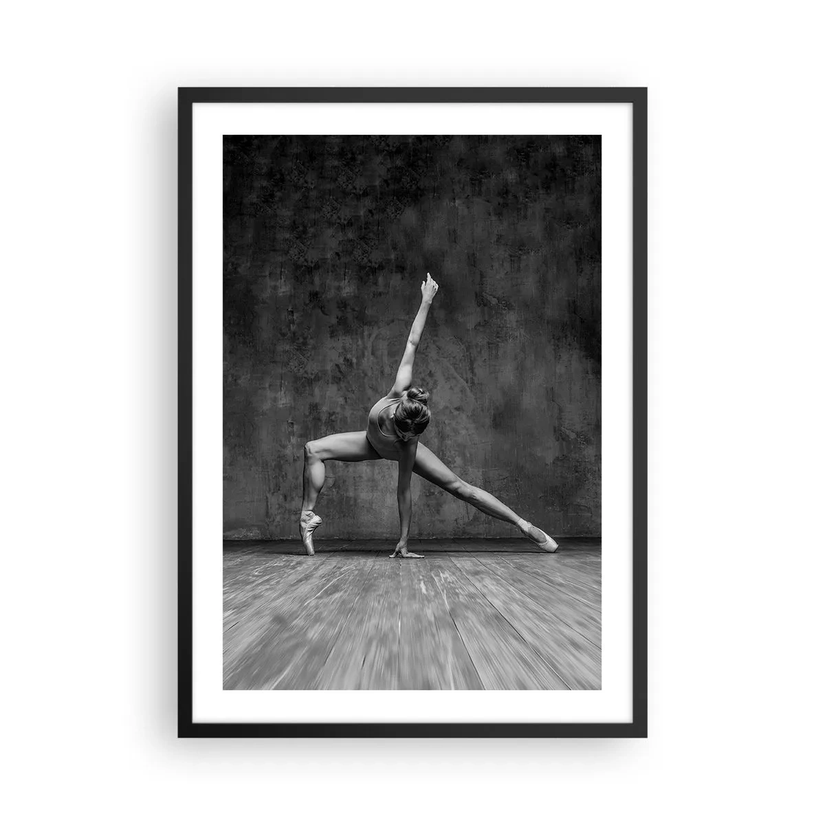 Plakát v černém rámu - Černobílá baletka v dynamické póze u surové zdi. - 50x70cm - Ideál rovnováhy - Moderní nástěnná dekorace do obývacího pokoje a ložnice ARTTOR