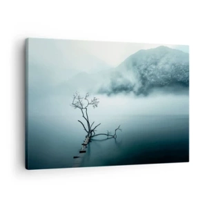 Obraz na plátně - Osamělý strom ve vodě obklopený mlhou a horami - 70x50cm - Z vody a mlhy - Moderní nástěnná dekorace do obývacího pokoje a ložnice ARTTOR