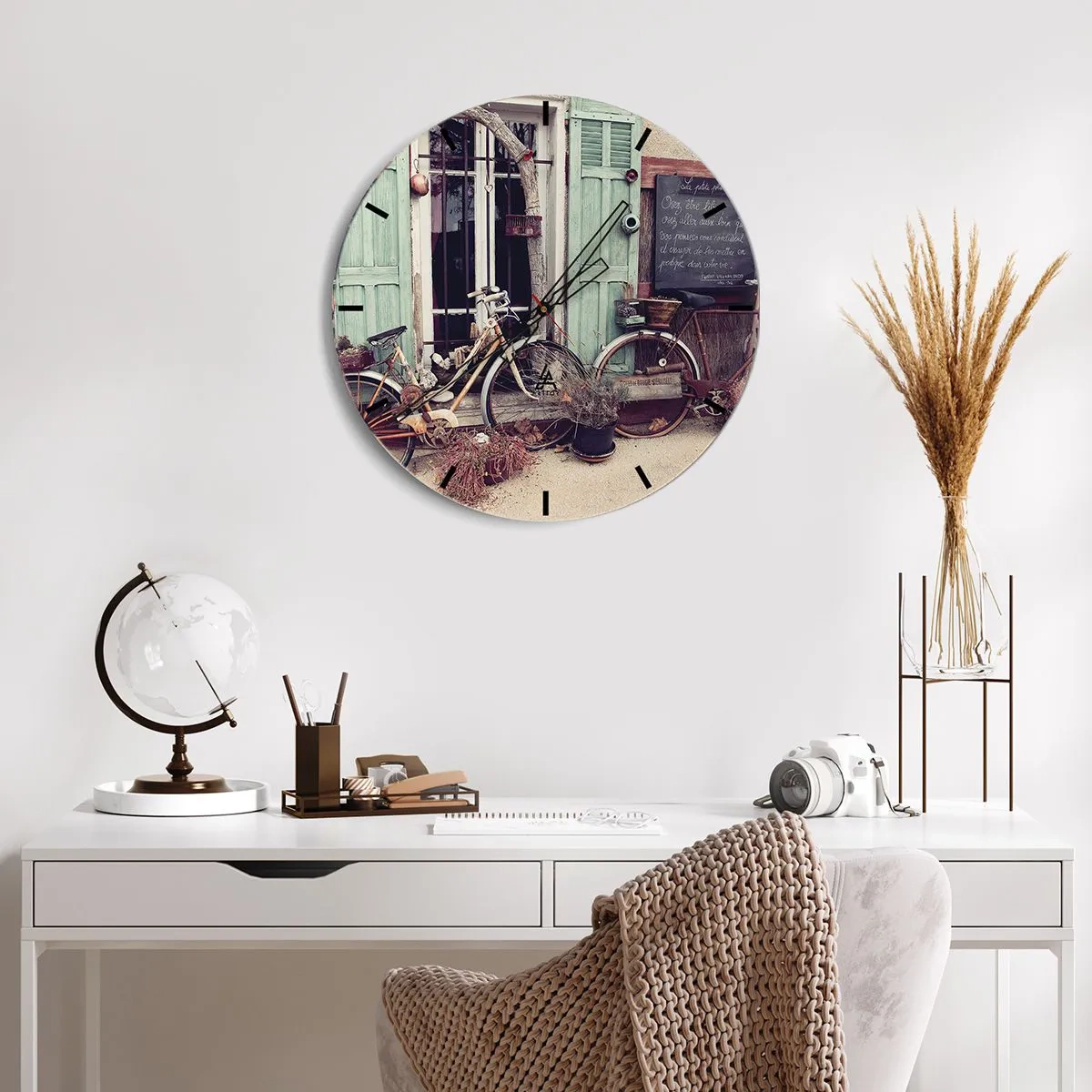 Nástěnné hodiny - Retro kola před zelenými okenicemi - 30x30cm - Ať žije provincie - Moderní nástěnná dekorace do obývacího pokoje, kuchyně a ložnice ARTTOR
