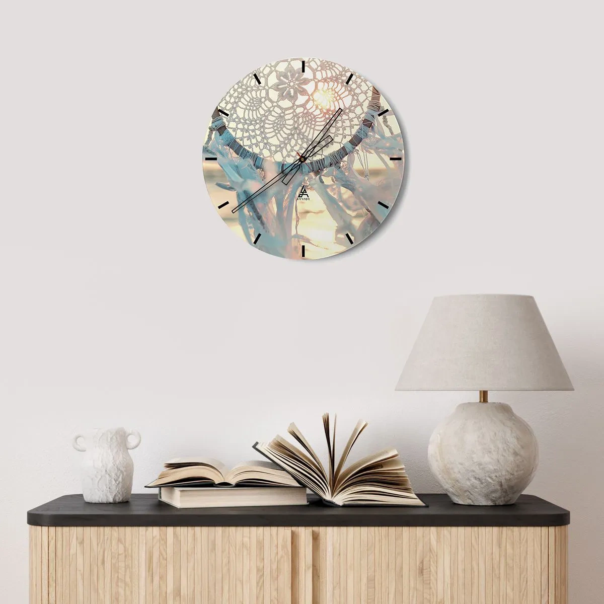 Nástěnné hodiny - Krajkový lapač snů se stuhami v paprscích západu slunce - 30x30cm - Krajkový totem - Moderní nástěnná dekorace do obývacího pokoje, kuchyně a ložnice ARTTOR