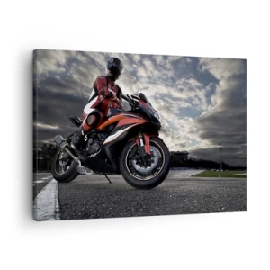 Obraz na plátně - Motocyklista na sportovním motocyklu proti zatažené obloze - 70x50cm - Temný jezdec - Moderní nástěnná dekorace do obývacího pokoje a ložnice ARTTOR