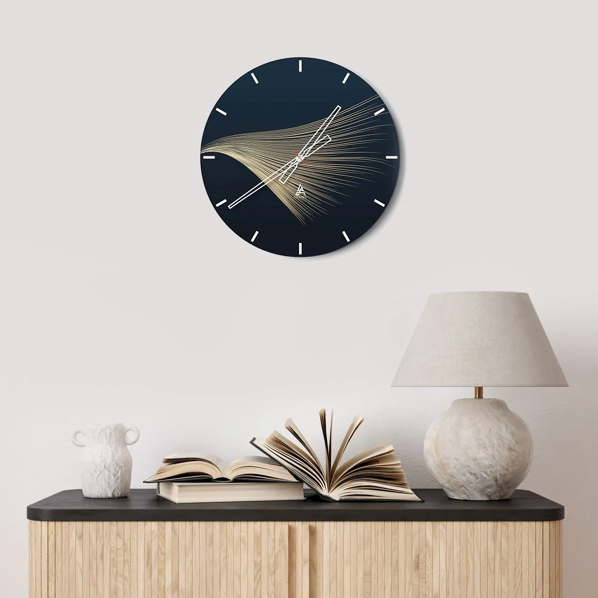 Nástěnné hodiny - Zlaté linky na tmavě modrém pozadí vytvářejí dynamickou vlnu - 30x30cm - Jako andělské vlasy - Moderní nástěnná dekorace do obývacího pokoje, kuchyně a ložnice ARTTOR