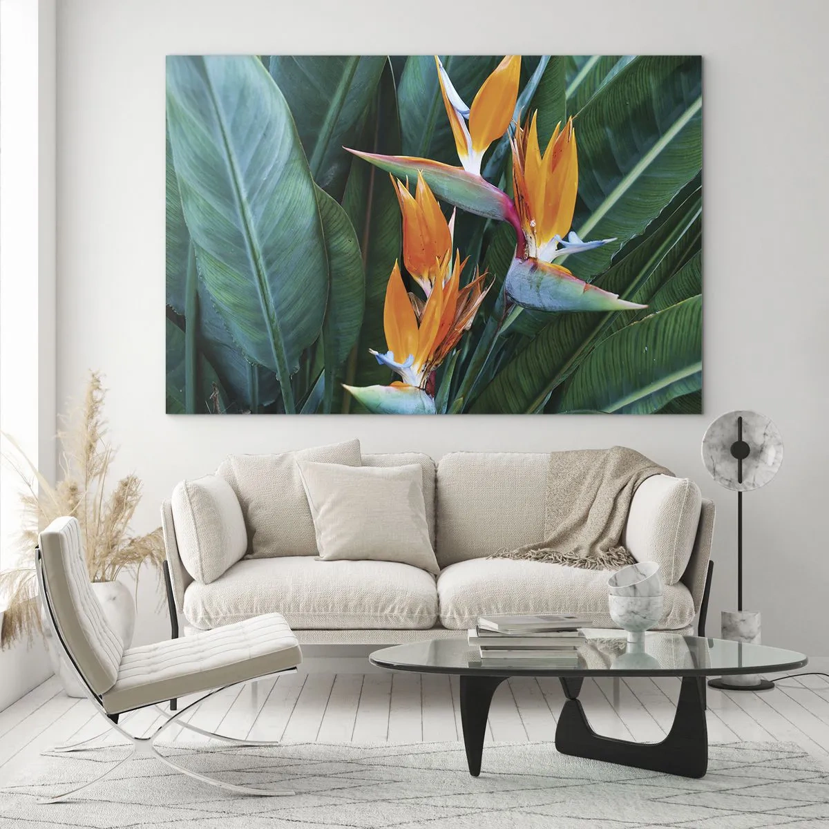 Obraz na skle - Exotické květy strelitzie mezi velkými zelenými listy - 70x50cm - Je to květina, nebo pták? - Moderní nástěnná dekorace do obývacího pokoje a ložnice ARTTOR