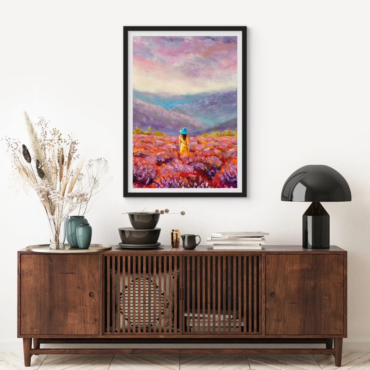 Plakát v černém rámu - Levandulové pole se ženou v klobouku na pozadí hor. - 50x70cm - V levandulovém světě - Moderní nástěnná dekorace do obývacího pokoje a ložnice ARTTOR