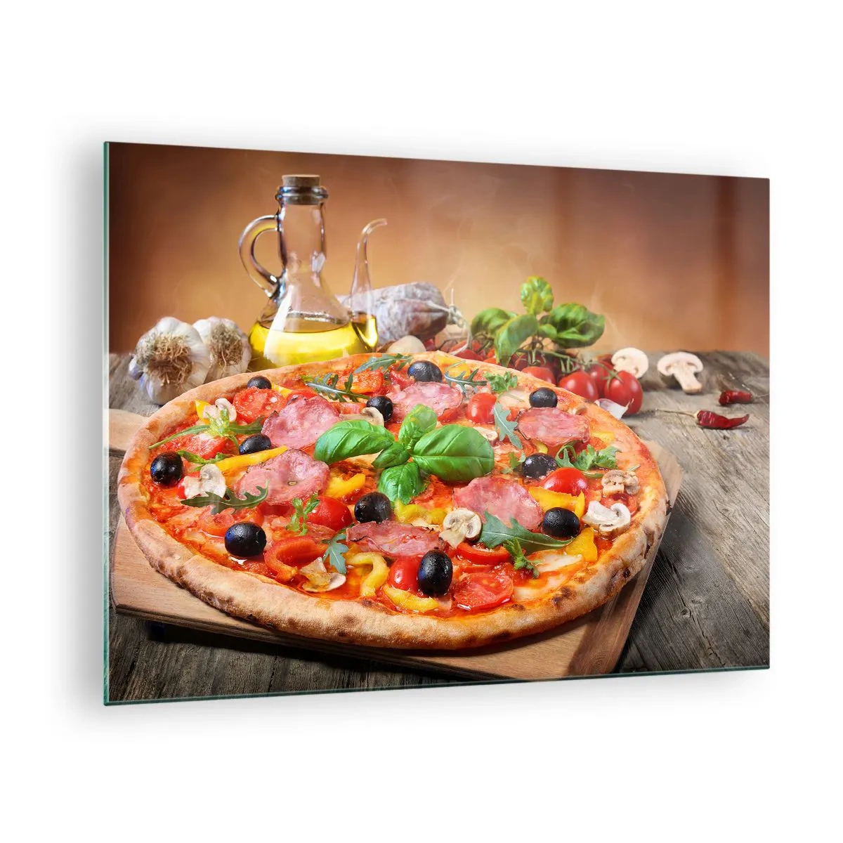 Obraz na skle - Pizza s polevou na dřevěném stole s olivovým olejem a kořením - 70x50cm - Se skutečně italskou chutí - Moderní nástěnná dekorace do obývacího pokoje a ložnice ARTTOR