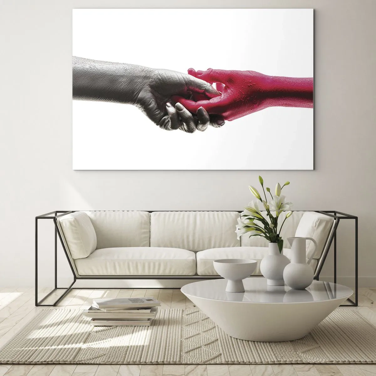 Obraz na skle - Detail dvou rukou, jedné v černé, druhé v červené, které se drží - 70x50cm - Spolu i když jsme odlišní - Moderní nástěnná dekorace do obývacího pokoje a ložnice ARTTOR