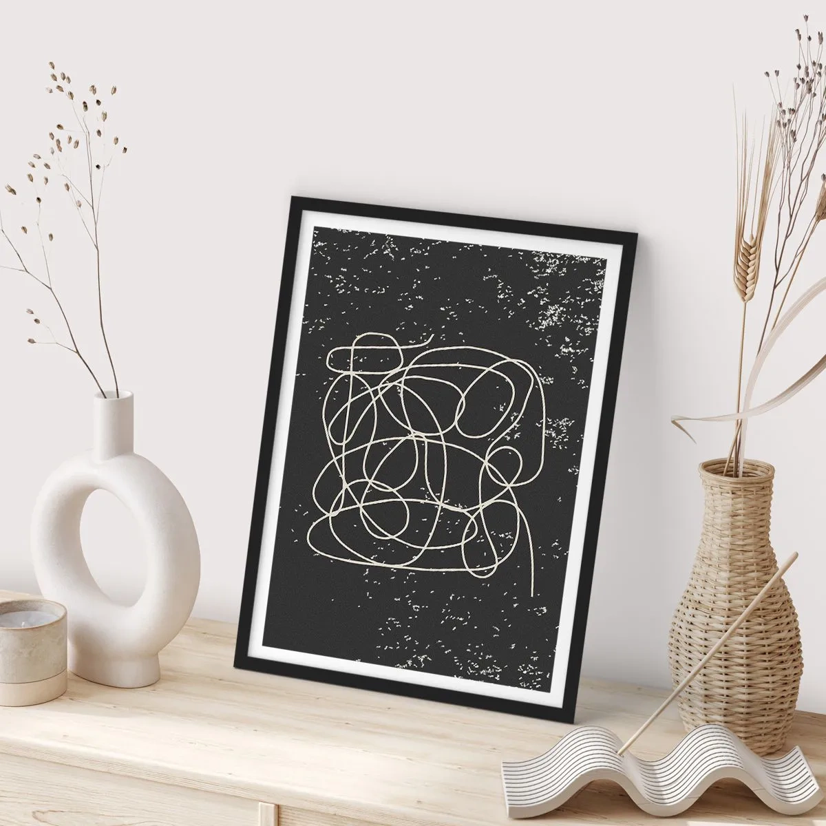 Plakát v černém rámu - Chaotické čáry na černém pozadí s bílými tečkami - 50x70cm - Toulání myslí - Moderní nástěnná dekorace do obývacího pokoje a ložnice ARTTOR