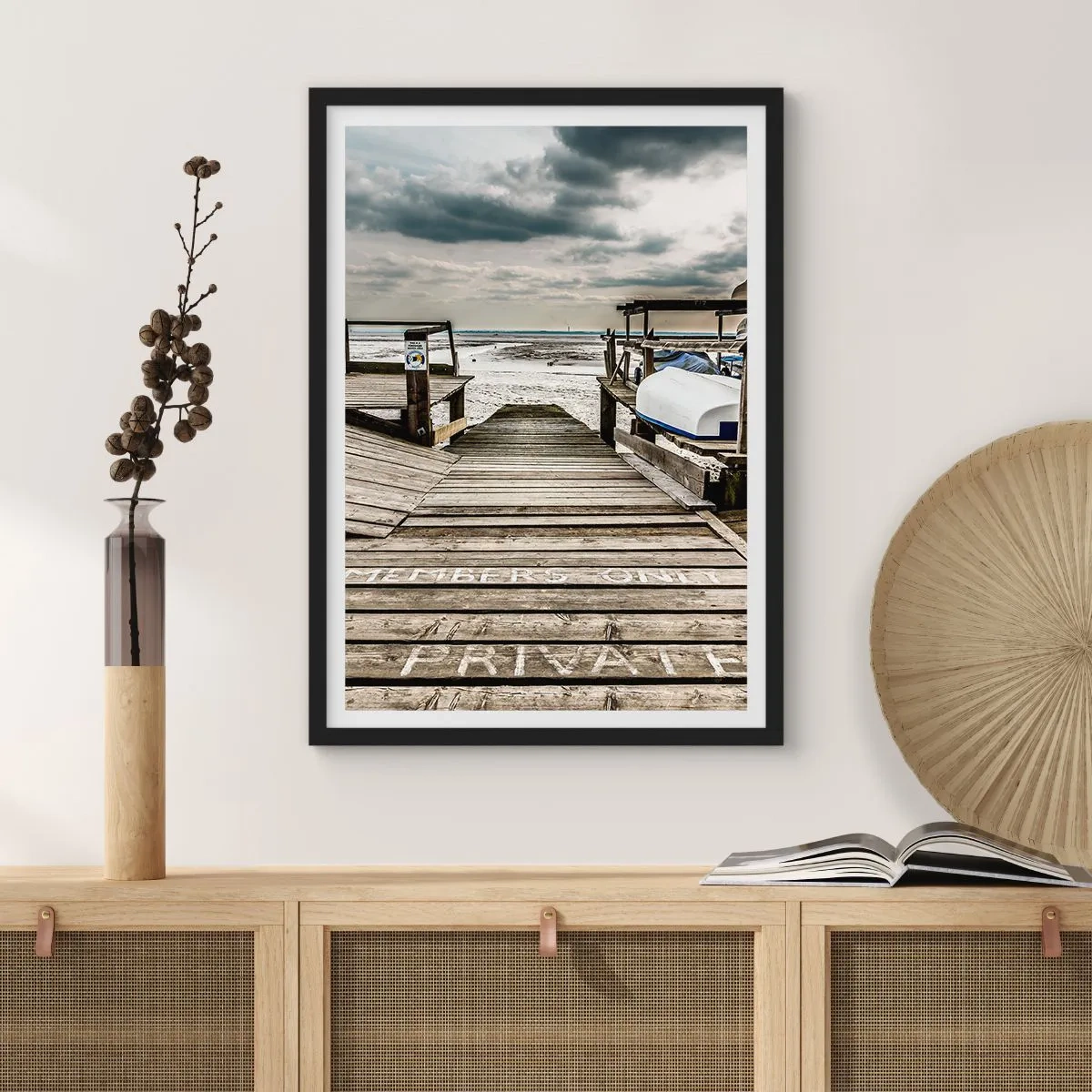 Plakát v černém rámu - Dřevěné molo nad mořem - 50x70cm - Severní pláž - Moderní nástěnná dekorace do obývacího pokoje a ložnice ARTTOR