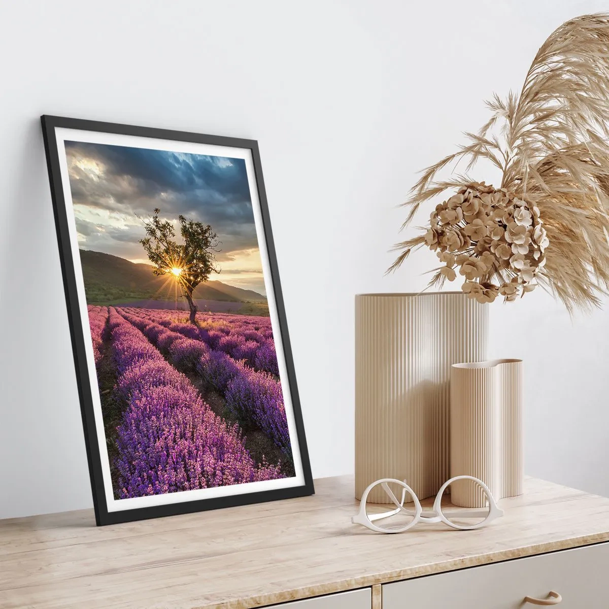 Plakát v černém rámu - Levandulové pole s osamělým stromem a západem slunce - 50x70cm - Aroma v barvě lila - Moderní nástěnná dekorace do obývacího pokoje a ložnice ARTTOR