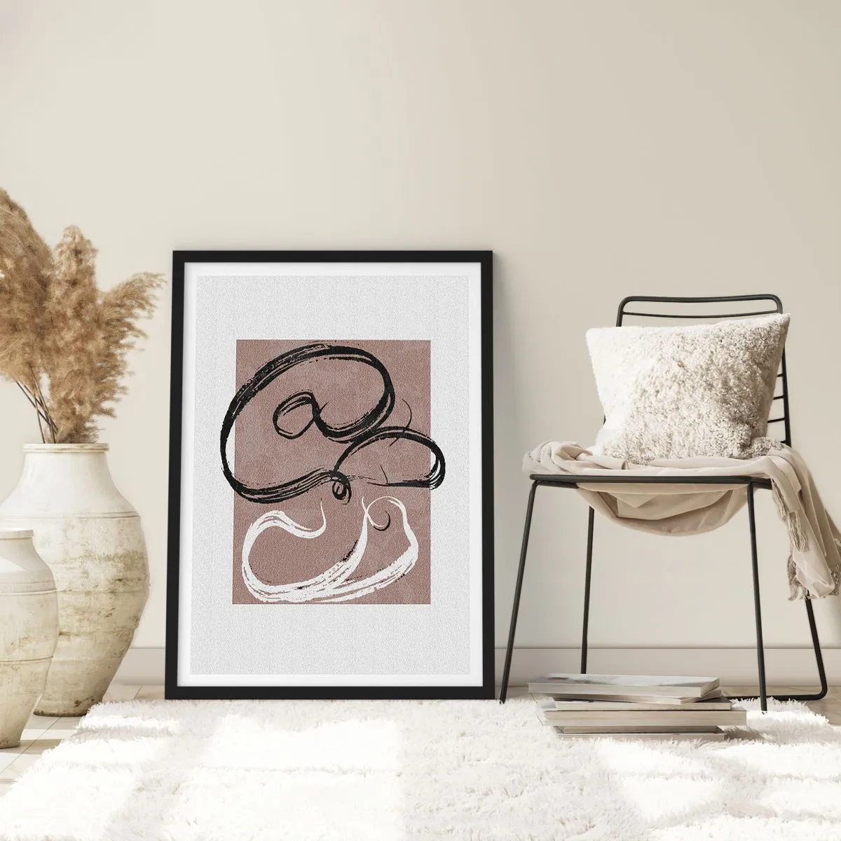 Plakát v černém rámu - Abstraktní kompozice s dynamickými tahy štětcem v černé a bílé barvě na hnědém pozadí. - 50x70cm - Kompozice – hledání úplnosti - Moderní nástěnná dekorace do obývacího pokoje a ložnice ARTTOR