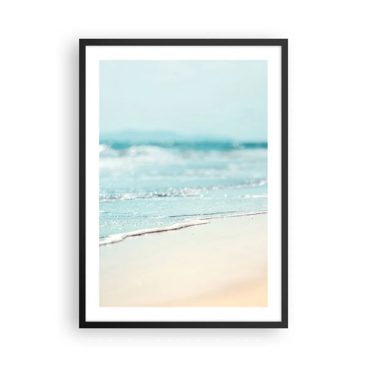 Plakát v černém rámu - Jemná pláž a klidné vlny v pastelových barvách - 50x70cm - Teplo a hluk - Moderní nástěnná dekorace do obývacího pokoje a ložnice ARTTOR