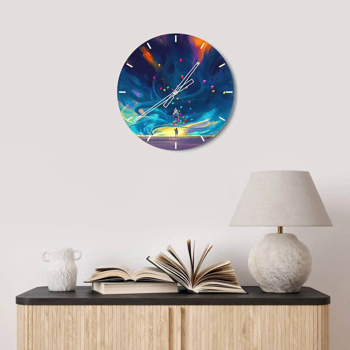 Nástěnné hodiny - Osoba s barevnými balónky na pozadí dynamické oblohy. - 30x30cm - Na modrý vítr - Moderní nástěnná dekorace do obývacího pokoje, kuchyně a ložnice ARTTOR