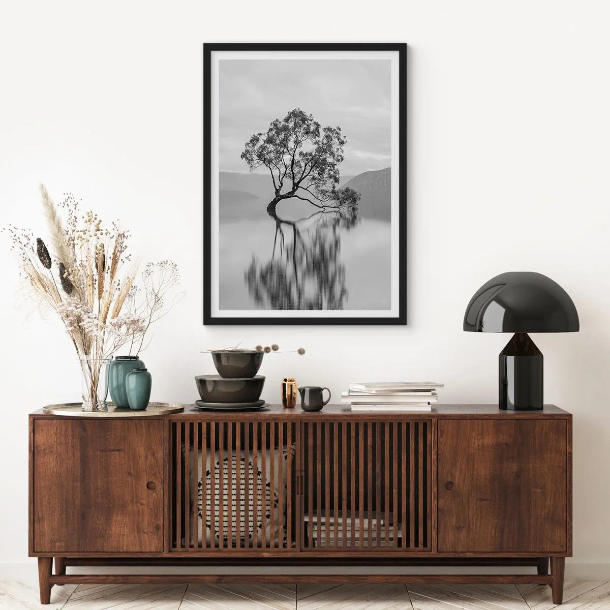 Plakát v černém rámu - Osamělý strom se odráží v klidné vodě - 50x70cm - Existuje taková země - Moderní nástěnná dekorace do obývacího pokoje a ložnice ARTTOR