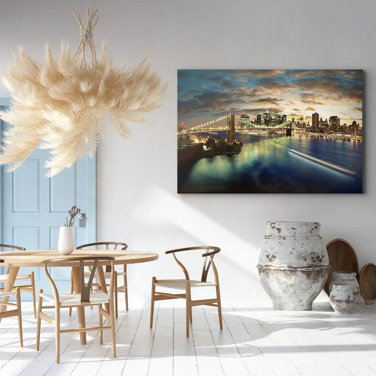 Obraz na plátně - Osvětlený most s městem v pozadí, se světly odrážejícími se ve vodě. - 70x50cm - Zářivý večer nad Manhattanem - Moderní nástěnná dekorace do obývacího pokoje a ložnice ARTTOR