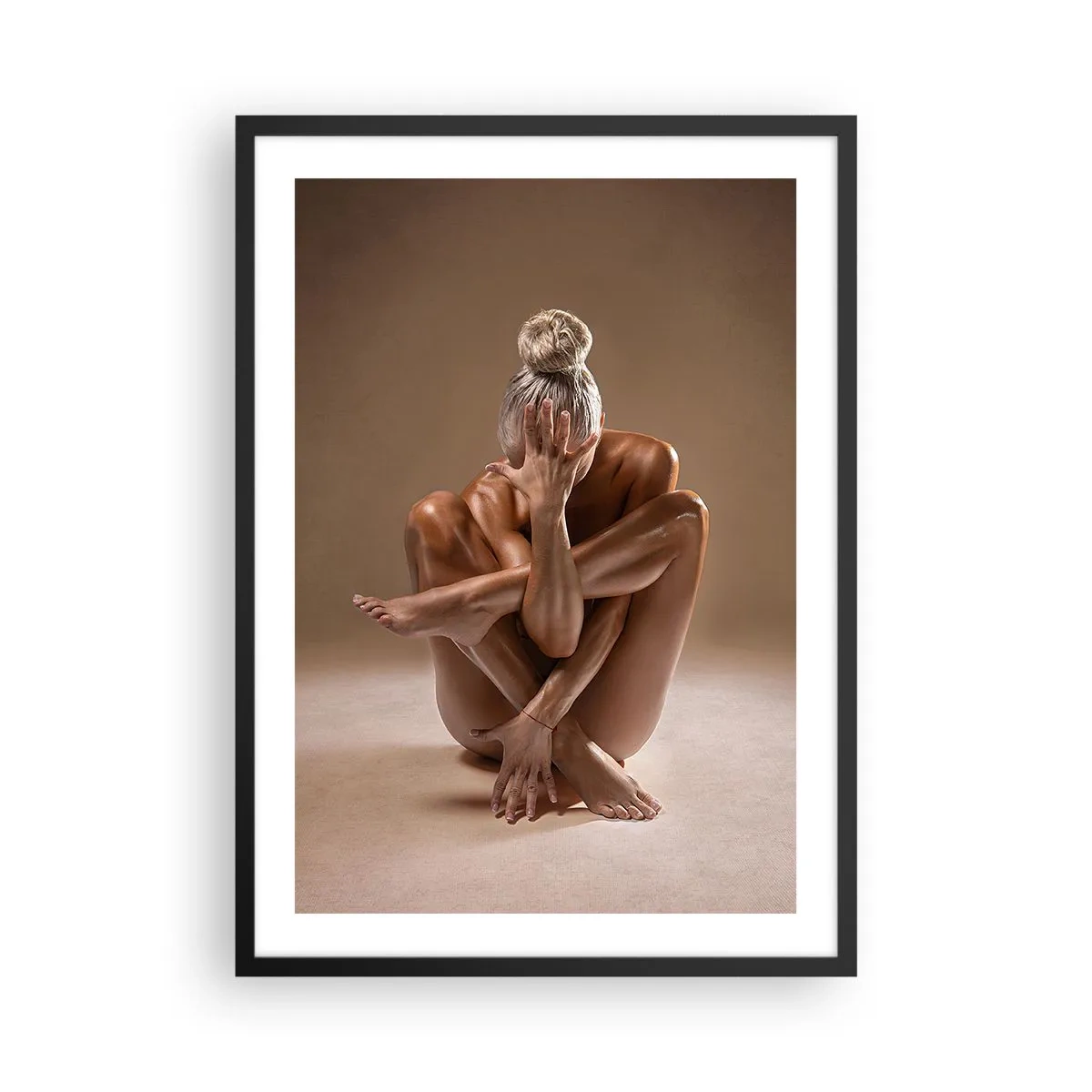 Plakát v černém rámu - Umělecký snímek ženy ve smyslné póze na béžovém pozadí - 50x70cm - Jednota těla a ducha - Moderní nástěnná dekorace do obývacího pokoje a ložnice ARTTOR