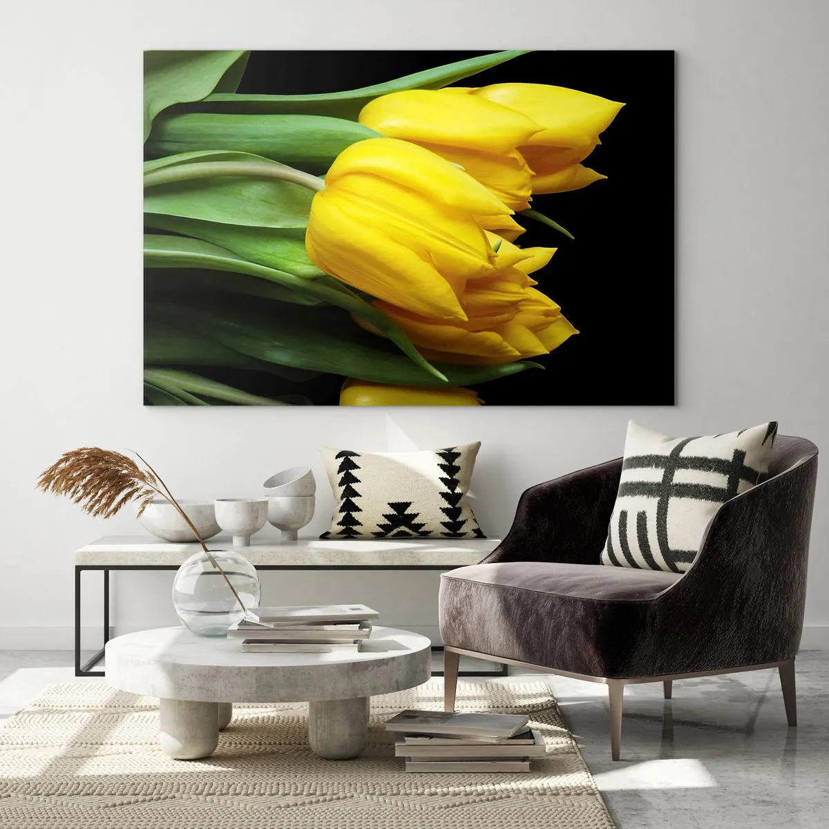 Obraz na skle - Žluté tulipány na černém pozadí v elegantním záběru - 70x50cm - Vznikly z čistého slunce - Moderní nástěnná dekorace do obývacího pokoje a ložnice ARTTOR