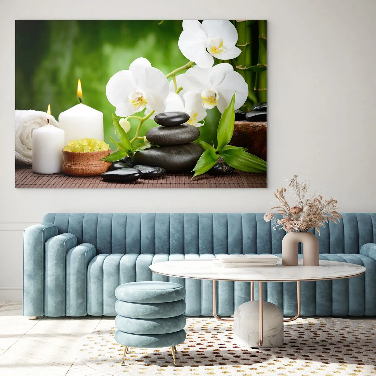 Obraz na skle - Lázně s orchidejemi, kameny a svíčkami na zeleném pozadí - 70x50cm - Voňavý, květinový, jemný dotek - Moderní nástěnná dekorace do obývacího pokoje a ložnice ARTTOR
