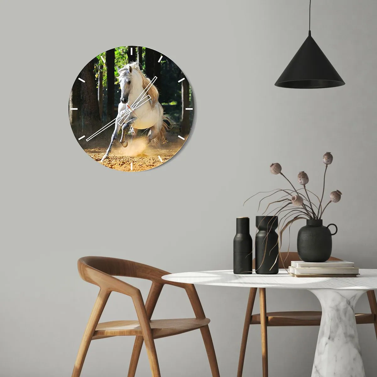 Nástěnné hodiny - Bílý kůň cválající mezi stromy - 30x30cm - Jako z fantasy románu - Moderní nástěnná dekorace do obývacího pokoje, kuchyně a ložnice ARTTOR