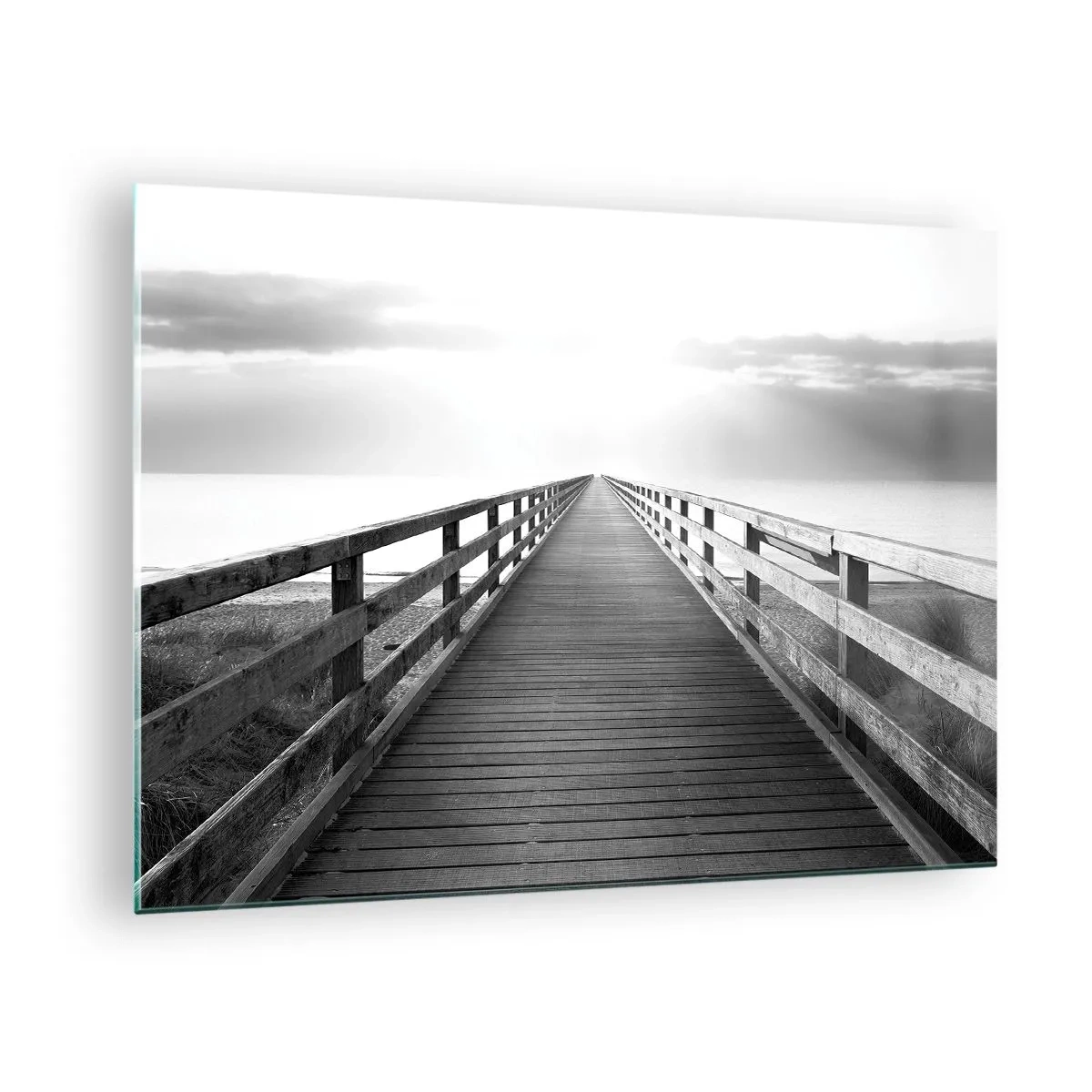 Obraz na skle - Dřevěný most vedoucí k horizontu v černé a bílé - 70x50cm - Do dálky… - Moderní nástěnná dekorace do obývacího pokoje a ložnice ARTTOR