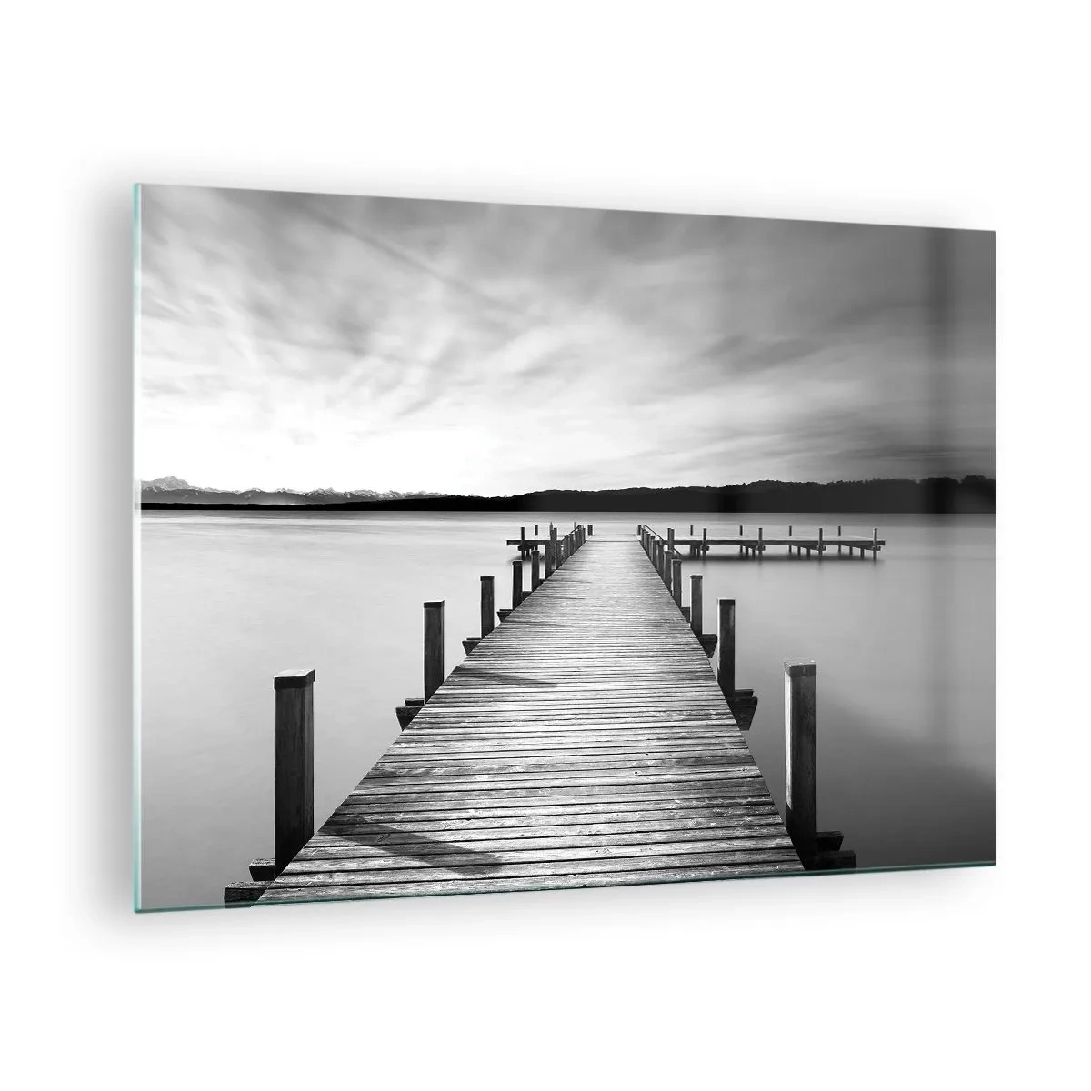 Obraz na skle - Dřevěné molo vede do dálky přes klidné jezero - 70x50cm - U napajedla – klidu - Moderní nástěnná dekorace do obývacího pokoje a ložnice ARTTOR