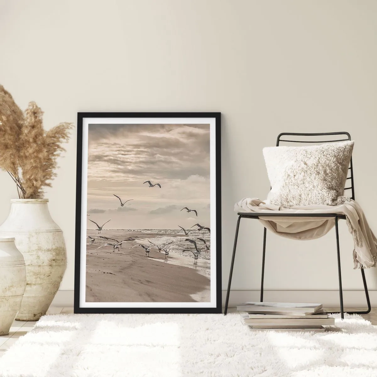 Plakát v černém rámu - Rackové vznášející se nad pobřežím pod zataženou oblohou - 50x70cm - Šumění moře, zpěv ptáků - Moderní nástěnná dekorace do obývacího pokoje a ložnice ARTTOR