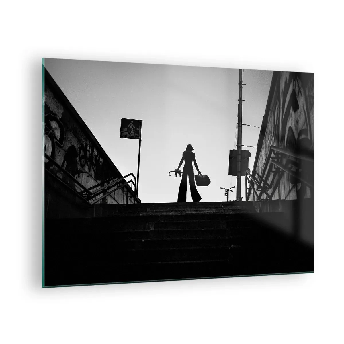 Obraz na skle - Černá a bílá silueta ženy na pozadí městské krajiny - 70x50cm - Městská cesta - Moderní nástěnná dekorace do obývacího pokoje a ložnice ARTTOR