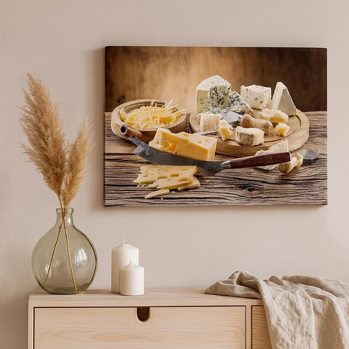 Obraz na plátně - Sýrové prkénko s různými druhy na dřevěném stole - 70x50cm - Usměj se na sýr - Moderní nástěnná dekorace do obývacího pokoje a ložnice ARTTOR