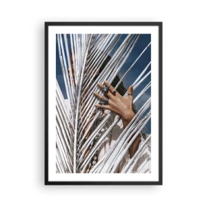 Plakát v černém rámu - Ruka s prsteny za palmovými listy - 50x70cm - Šamanová holka? - Moderní nástěnná dekorace do obývacího pokoje a ložnice ARTTOR