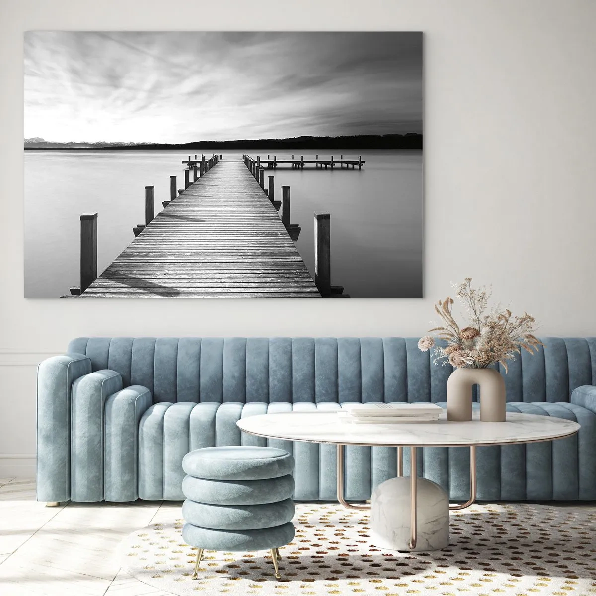 Obraz na skle - Dřevěné molo vede do dálky přes klidné jezero - 70x50cm - U napajedla – klidu - Moderní nástěnná dekorace do obývacího pokoje a ložnice ARTTOR