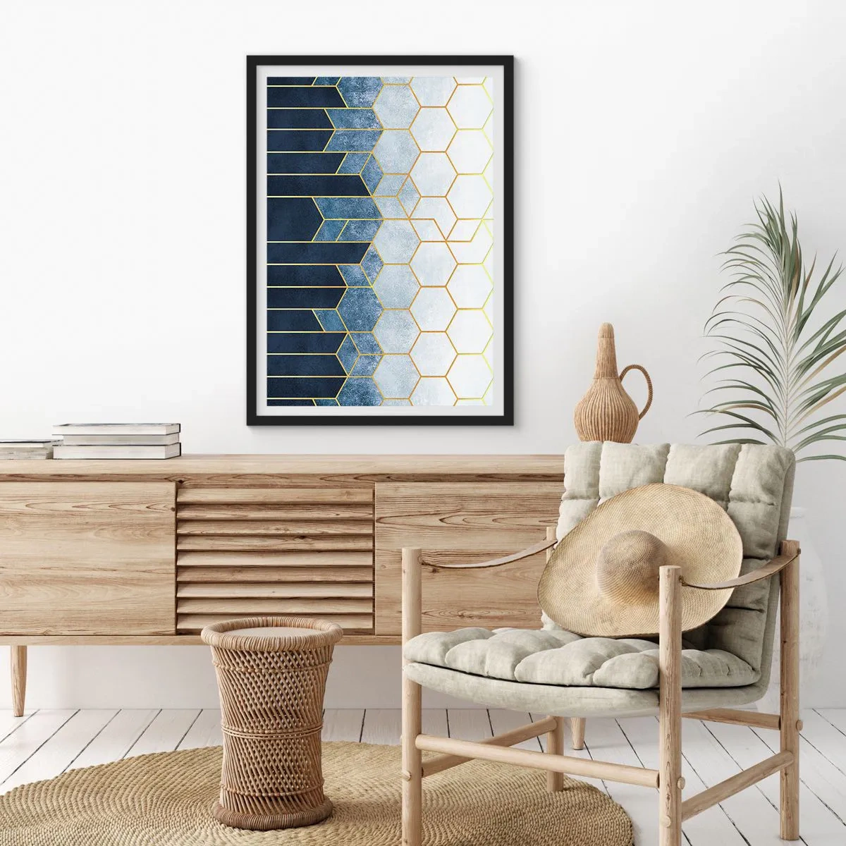 Plakát v černém rámu - Geometrická kompozice v odstínech tmavě modré a zlaté s šestiúhelníky - 50x70cm - Kompozice v synkopickém rytmu - Moderní nástěnná dekorace do obývacího pokoje a ložnice ARTTOR