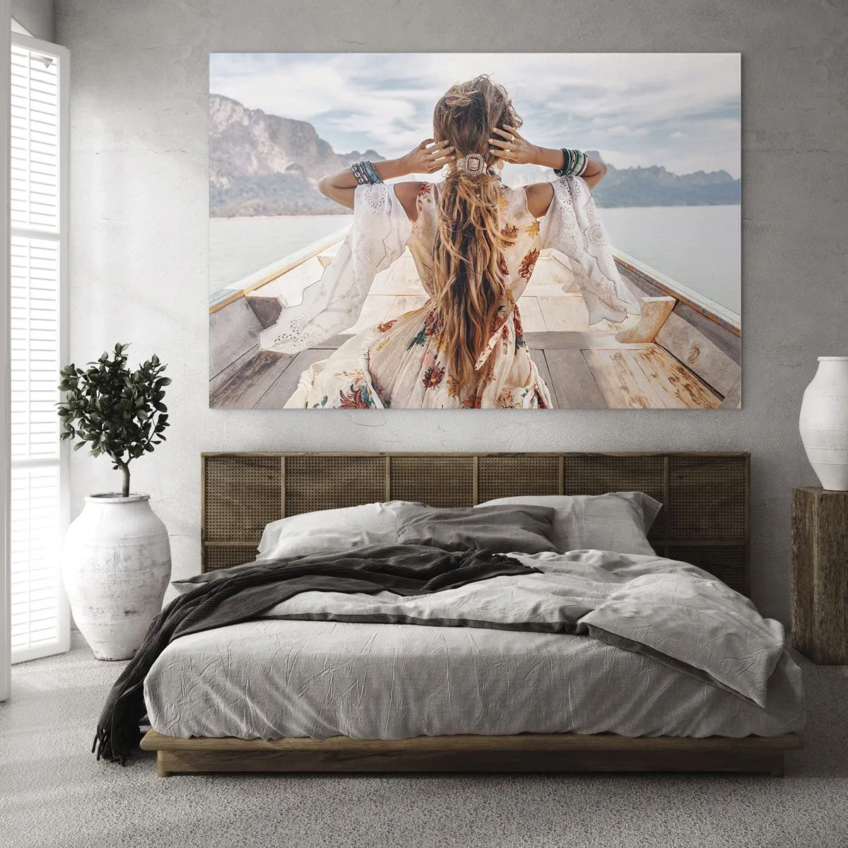 Obraz na skle - Žena na lodi s výhledem na hory a jezero. - 70x50cm - Na cestě ke štěstí - Moderní nástěnná dekorace do obývacího pokoje a ložnice ARTTOR
