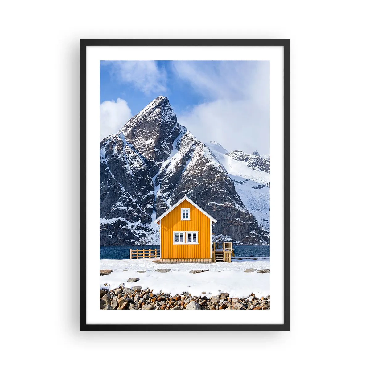Plakát v černém rámu - Žlutý dům na pozadí zasněžených hor - 50x70cm - Skandinávská dovolená - Moderní nástěnná dekorace do obývacího pokoje a ložnice ARTTOR