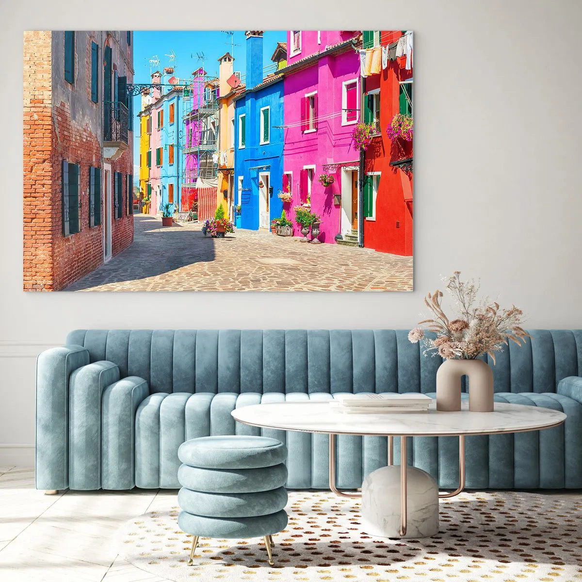 Obraz na skle - Barevné budovy v úzké ulici ve slunném městě - 70x50cm - Městečko „Pod papoušky“ - Moderní nástěnná dekorace do obývacího pokoje a ložnice ARTTOR