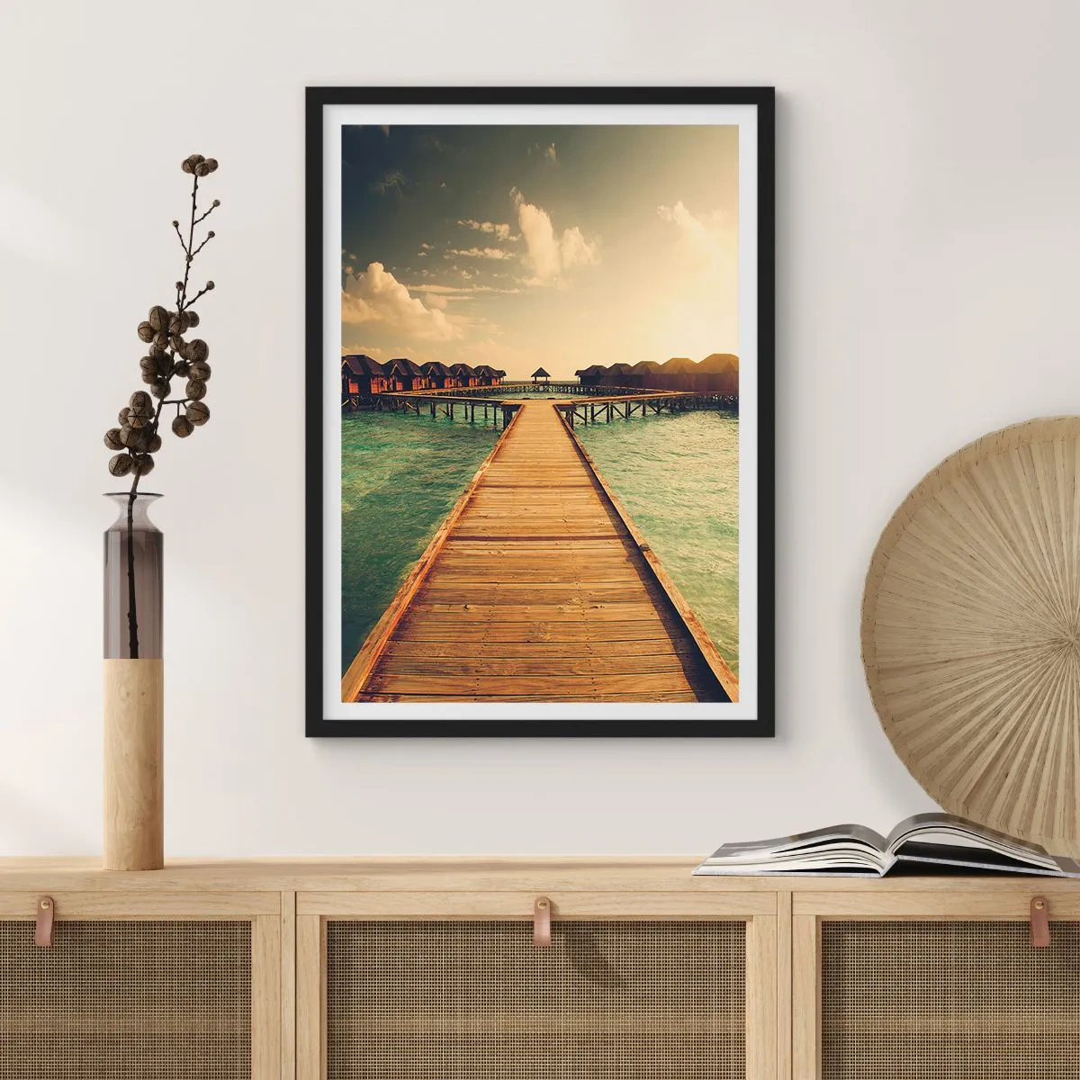 Plakát v černém rámu - Dřevěné molo vedoucí k vodním domům při západu slunce - 50x70cm - Vřelé pozvání - Moderní nástěnná dekorace do obývacího pokoje a ložnice ARTTOR