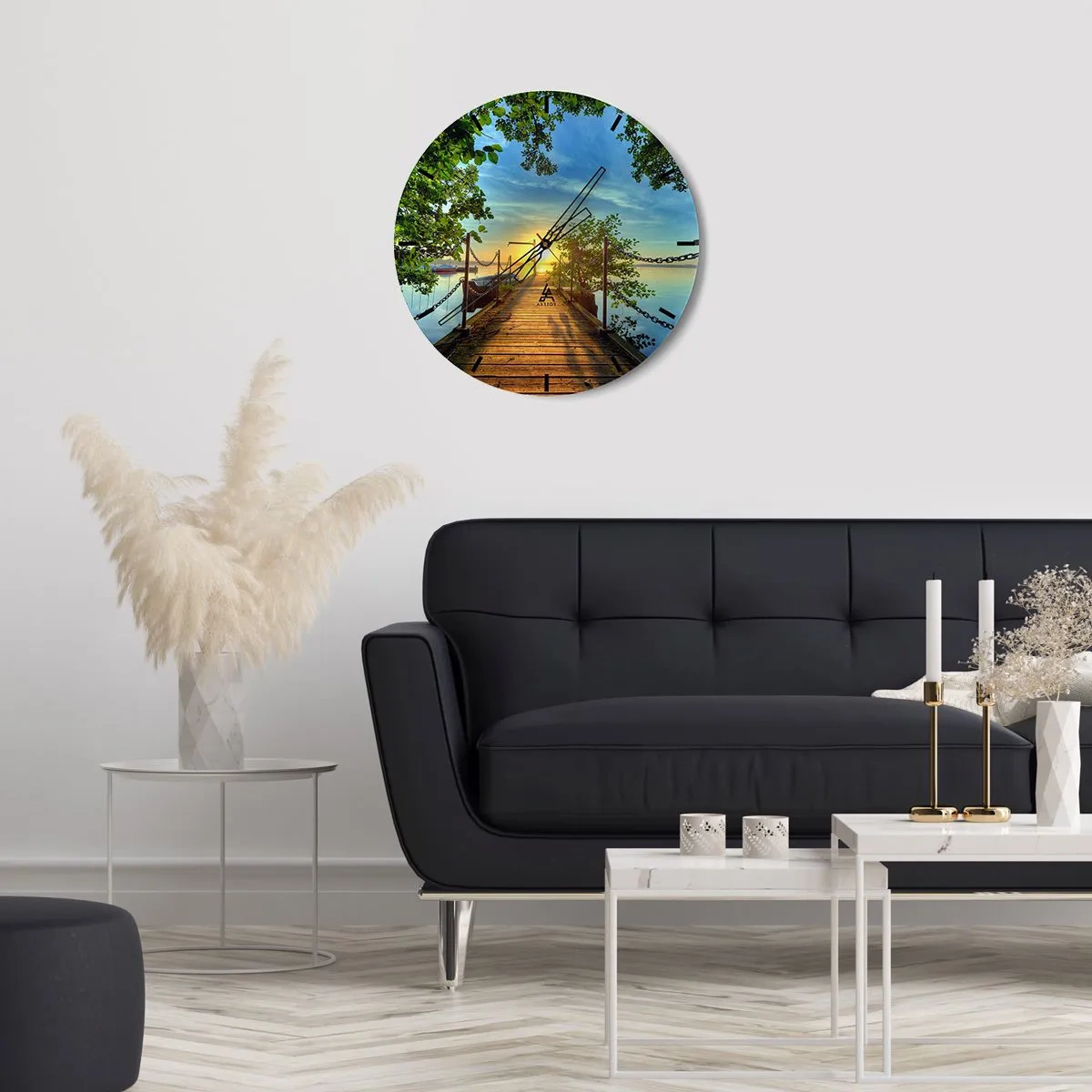 Nástěnné hodiny - Molo u jezera při západu slunce obklopené zelení - 30x30cm - Západ u vody - Moderní nástěnná dekorace do obývacího pokoje, kuchyně a ložnice ARTTOR
