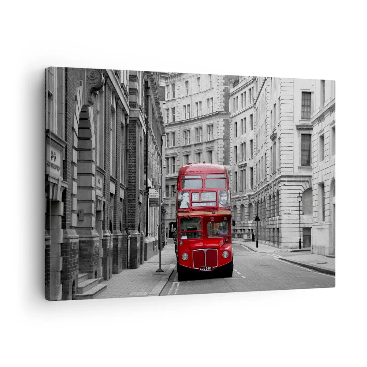 Obraz na plátně - Červený autobus na pozadí černobílých městských budov. - 70x50cm - Všednost nemusí být šedá - Moderní nástěnná dekorace do obývacího pokoje a ložnice ARTTOR
