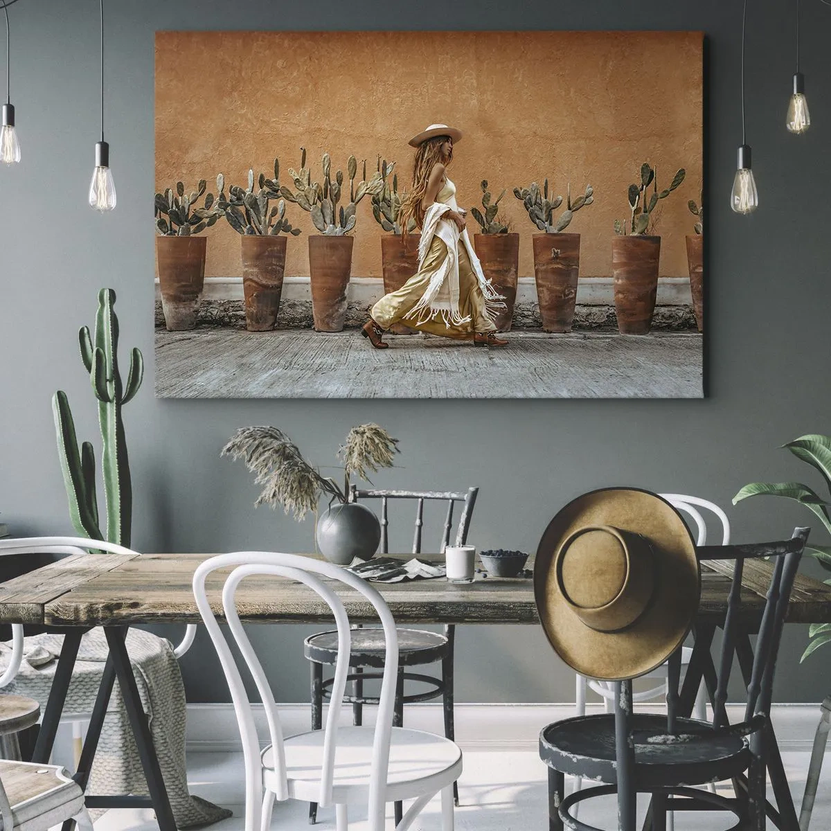 Obraz na plátně - Žena v boho stylu s květináči kaktusů v pozadí. - 70x50cm - V hippie stylu - Moderní nástěnná dekorace do obývacího pokoje a ložnice ARTTOR