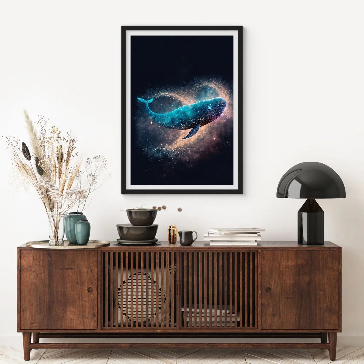 Plakát v černém rámu - Vesmírná velryba obklopená hvězdnou mlhovinou na černém pozadí. - 50x70cm - Je takový svět… - Moderní nástěnná dekorace do obývacího pokoje a ložnice ARTTOR