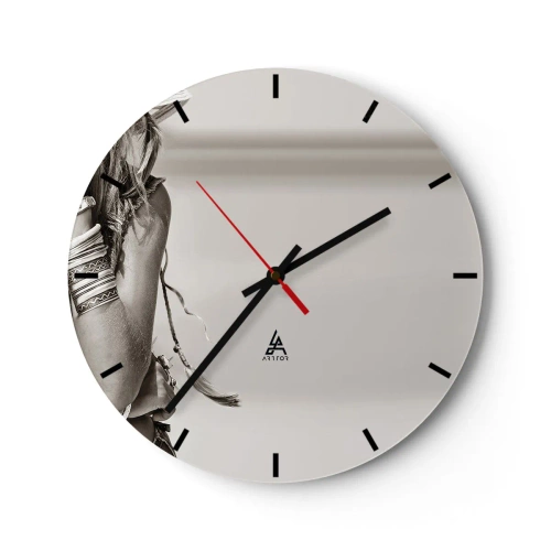 Nástěnné hodiny - Fragment dívky v ozdobném kostýmu v sépiové barvě - 30x30cm - Jako dívka - Moderní nástěnná dekorace do obývacího pokoje, kuchyně a ložnice ARTTOR