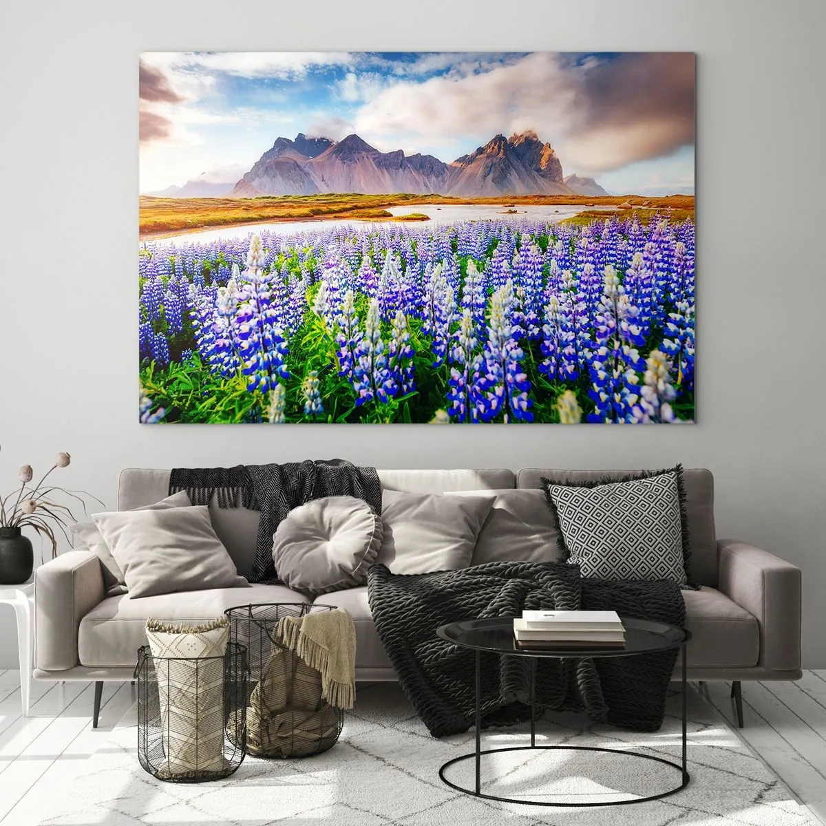 Obraz na skle - Horská krajina s kvetoucí loukou a majestátními vrcholy - 70x50cm - Síla a přísnost vedle mírnosti - Moderní nástěnná dekorace do obývacího pokoje a ložnice ARTTOR
